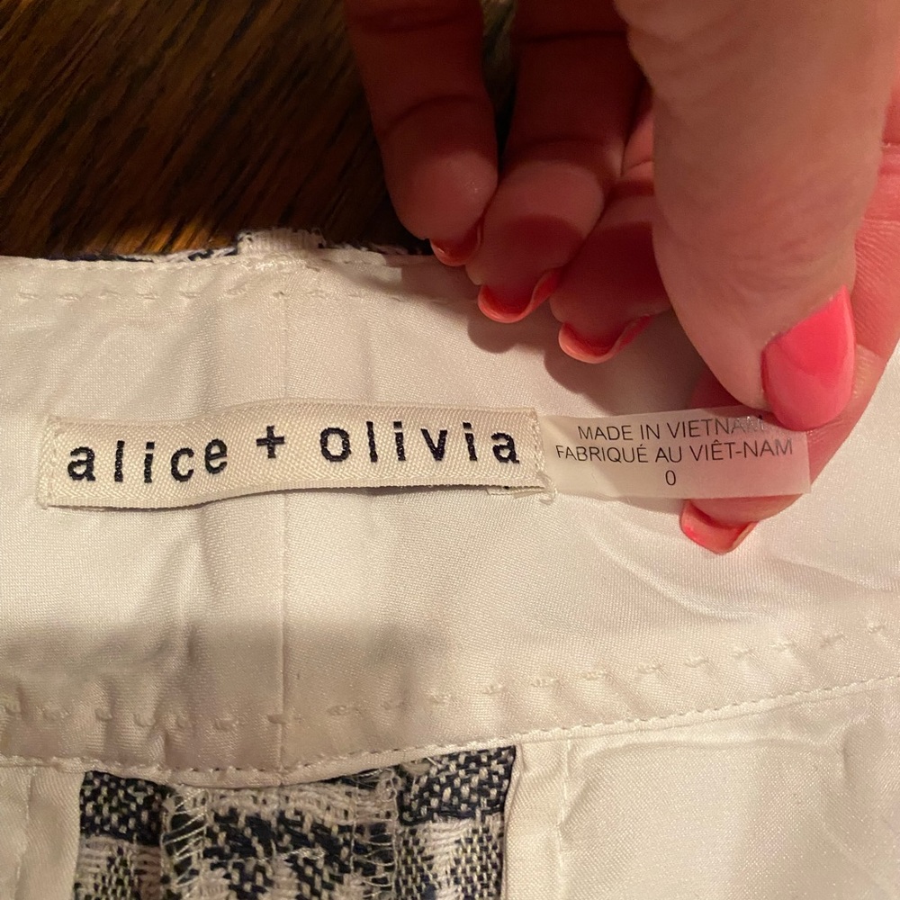 Alice & Olivia caddy shorts size 0 - Picture 5 of 6